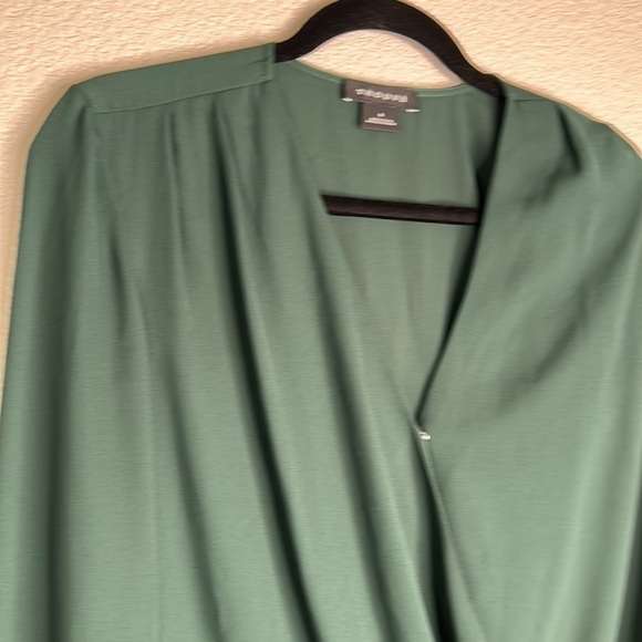 Trouve Green Flowy Sheer Boho V-Neck Top Size Small - Picture 2 of 6